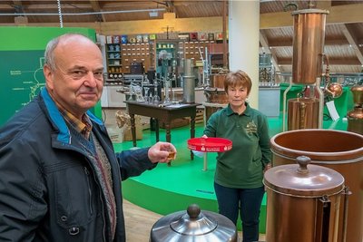 Günter Zimmermann schaut sich das Firmenmuseum des Spirituosenherstellers Ernst F. Ullmann an. Eine Kostprobe gibt es von Mitarbeiterin Christine Gädt. 