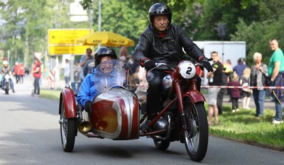 Das Ehepaar Werner und Ingeborg Fröse aus Neuhausen, beide 82 Jahre alt, fuhr zweimal mit fast identischen Zeiten den Pöhlberg hinauf. Ganze 4 Hundertstelsekunden Abweichung bescherten ihnen den Pokal als Gesamtsieger der 23. Auflage. 