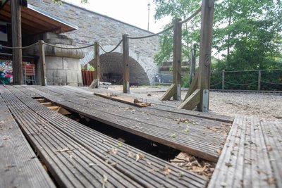 Lose Dielen auf der Terrasse des Stadtstrandes am Elsterufer: Bis zur Neueröffnung Anfang Juli gibt es noch viel zu tun.