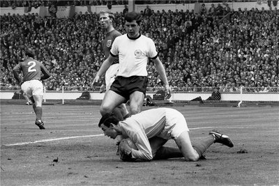 Das WM-Finale 1966 im Wembley gewann England gegen Deutschland mit 4:2 n. V. Gordon Banks ist vor Lothar Emmerich zur Stelle. Jack Charlton beobachtet die Szene . 