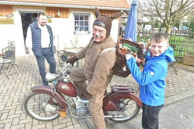 Eine Überraschung vom Osterhasen, der auf einem SR 2 heran knatterte, bekamen die Kinder schon vor dem eigentlichen Osterfest.