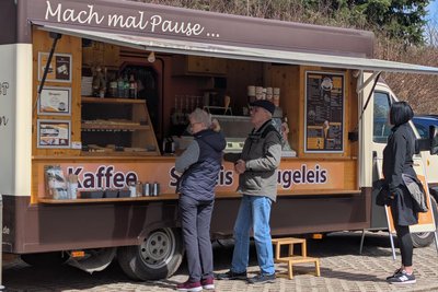 Der Kaffeeflitzer an der Zschopau in Braunsdorf nahe dem Schloss Lichtenwalde ist aus einem Bäckerfahrzeug entstanden.