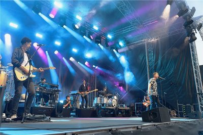 Nico Santos und Band begeisterten am Freitag circa 800 Besucher des 1. Frankenberger Sommer Open Airs.