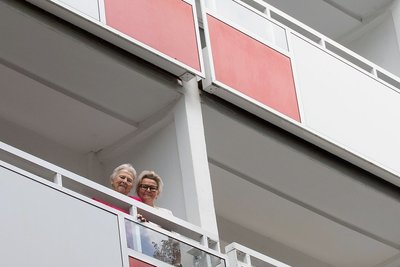 Sie gehört zu den Glücklichen im Seniorenalter, die barrierefrei oder zumindest barrierearm wohnen: Gudrun Eichhorn (links), im Bild mit Cathrin Böswetter, Leiterin im Wohngebiets-Treff der WBG Plauen. 