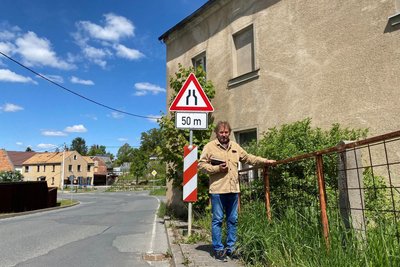 Großfriesens Ortsvorsteher Wolf-Rüdiger Ruppin an der Engstelle der Falkensteiner Landstraße.