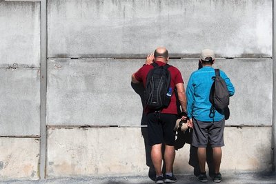 Touristen an der Gedenkstätte der Berliner Mauer. Ist das Bild Ostdeutschlands in den Medien zu einseitig? 