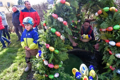 Liebevoll von vielen Sohraern gestaltet, ist die Osterkrone am Bürgerhaus nun der Hingucker.