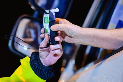 Ein Atemalkoholtest bei der Autofahrerin ergab einen Wert von 1,22 Promille.
