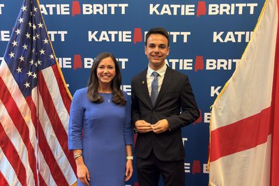 Lukas Lindner zu Besuch bei Senatorin Katie Britt.