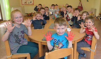 Die Kinder waren mit Spaß und Freude beim Bedrucken von Stoffbeuteln dabei - allen voran Nick Heinze (vorn).