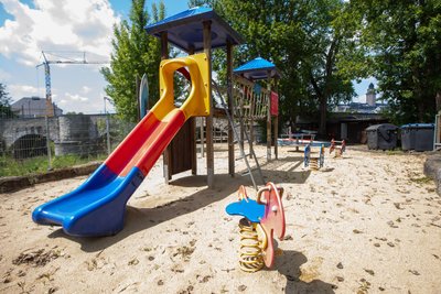 Der bestehende Spielplatz auf dem Stadtstrandgelände soll erweitert werden. Zudem kündigt der neue Betreiber an, das Areal aus Gründen der Sicherheit für die Kinder einzuzäunen.