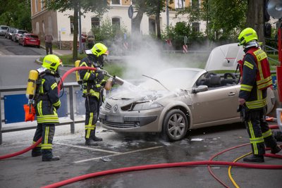 Ein Renault Cabrio ist am Mittwochnachmittag auf der Adam-Ries-Straße in Annaberg-Buchholz in Brand geraten.