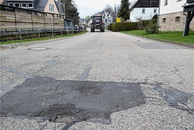 Löcher auf der Unteren Hauptstraße sollen geflickt werden, bevor sie unter der Fahrzeuglast weiter aufbrechen. 