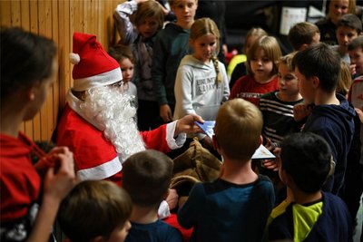 Dicht umringt wurde der Nikolaus.