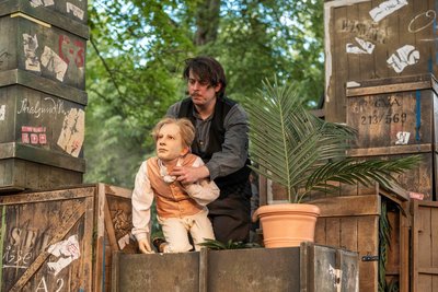 Arne van Dorsten und seine Puppe Alexander von Humboldt in "Die Vermessung der Welt". 