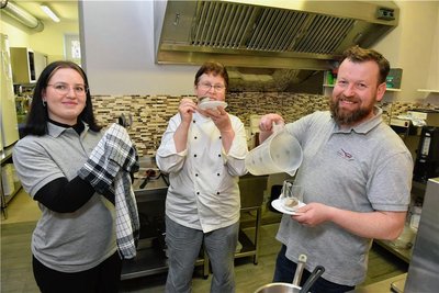 Das Team vom Imbiss "Lecker & Satt" in Oederan: Tiffany, Sonja und René Schubert sind die Gastgeber. 
