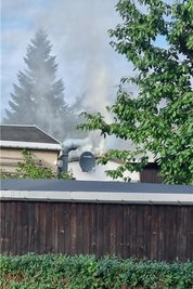 Unter dem Dach schwelte das Feuer.