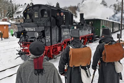 Zum Winterdampf-Wochenende wurde zu Jahresbeginn 2023 ein besonderes Schauspiel geboten: Königliche Jäger unterstützten die Grenzpolizei Sachsens bei der Jagd nach Paschern (Schmugglern). Entlang der Schmalspurbahn wurde das Rollenspiel geboten.