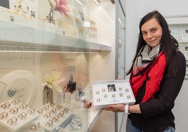 Sabrina Heinrich vertritt die vierte Generation der Uhrmacher-Familie. Mit ihrem Vater verwirklichte sie den Traum von einem Ring-Studio. 