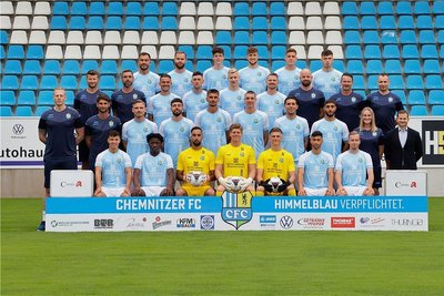 Das Team des Chemnitzer FC; hintere Reihe von links: Firkan Kircicek, Tobias Müller, Niclas Walther, Tim Campulka, Lukas Aigner, Riccardo Grym; 3. Reihe von links: Daniel Berlinski (Cheftrainer), Christian Tiffert (Co-Trainer), Felix Schimmel, Christian Bickel, Max Roscher, Kevin Freiberger, Eric Krüger (Physio), Torsten Bittermann (Teammanager), Henry Büttner (Zeugwart); 2. Reihe, von links: Marcel Höttecke (Torwarttrainer), Niklas Hoheneder (Co-Trainer), Robert Zickert, Dominik Pelivan, Jovan Vidovic, Simon Roscher, Andis Shala, Aschti Osso, Nina Marie Riekenbrauck (Physio), Marc Arnold (Sportchef); vordere Reihe von links: Nils Köhler, Banjika Caciel, Isa Dogan, Jakub Jakubov, David Wunsch, Okan Kurt, Stanley Keller; oben eingeklinkt: Kilian Pagliuca. 