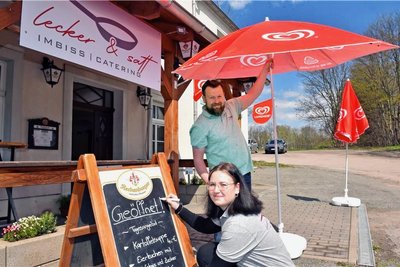 Tiffany und René Schubert bereiten den täglichen Servicebetrieb in ihrem Imbiss "Lecker & Satt" vor. 