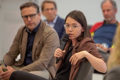 Torsten Kleditzsch (Freie Presse) und Anne Hähnig (Die Zeit) bei der Debatte über die Medienlandschaft in Ostdeutschland in Plauen. 