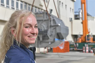 Senta Becker ist Nachhaltigkeitsmanagerin bei der Firma Felix Schoeller in Weißenborn. Im Hintergrund wird gerade der Scheibenfilter, eines der grünen Projekte bei Schoeller, angehoben.