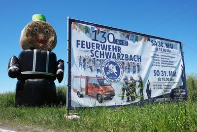 Strohpuppen weisen in Schwarzbach auf das Fest zum 130-jähriges Bestehen der Feuerwehr hin.