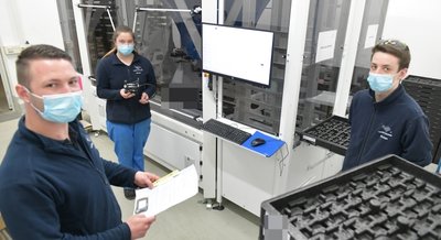 Nick Uhle (l.) hat bei Saxonia Galvanik gelernt, später seinen Industriemeister gemacht und ist seit 2020 Ausbilder bei der Firma in Halsbrücke. Jasmin Bänsch und Julian Moschyk aus dem zweiten Lehrjahr haben den Beruf des Oberflächenbeschichters nach einer Woche der offenen Unternehmen und Praktika im Jugendtechnikhaus in Freiberg gewählt. 