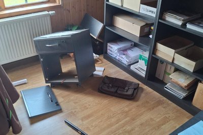 Im Büro des Holzmarktes wurden Schränke durchwühlt, umgeworfen und zerstört.