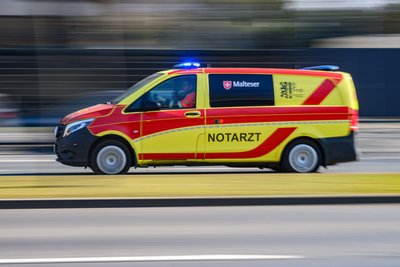 Bei einer gewaltsamen Auseinandersetzung in Dresden sind zwei Männer verletzt worden, einer erlitt schwere Stichverletzungen. (Symbolbild)