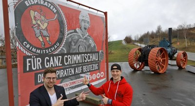 Sie freuen sich über das Plakat: Medienchef Aaron Frieß (links) und Willy Rudert. 