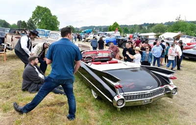 Alex Klingstein aus Dresden reiste mit seinem Cadillac Baujahr 1959 an. Das Fahrzeug hat 200 PS unter der Haube und bringt bis zu 190 Stundenkilometer auf den Tacho.