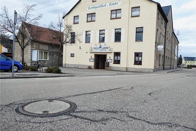 Einige Risse von vielen auf der Unteren Hauptstraße. Hier soll in den nächsten Wochen geflickt werden. 