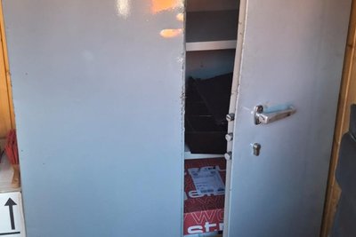 Dieser Stahlschrank wurde trotz Dreifachverriegelung aufgebrochen.