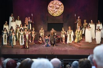 700 Besucher: Schlangestehen für Aida in Bad Elster -