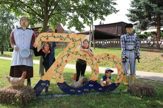 700. Dorfgeburtstag: Tausende strömen zum großen Fest nach Ober- und Unterheinsdorf - Julian (10), Nelly (10) und Lea (3, von links) legten auf dem Weg zum Festgelände an der bunten 700 einen Zwischenstopp ein.
