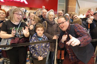 700 Fans stehen für Angelo Kellys Autogramm an -
