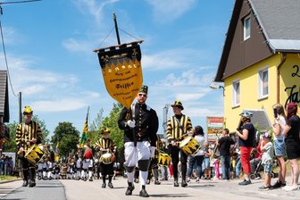 700-Jahr-Feier in Seiffen: Was Generationen im Dorf zusammenschweißt - Paul Beyer an der Spitze des Kleinen Bergaufzuges in Seiffen