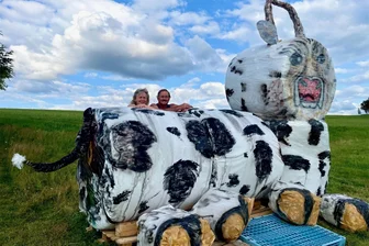 700 Jahre Helbigsdorf: Das sind die witzigen Puppen am Wegesrand - Sabine und Helmut Karasek haben diese wunderschöne Kuh auf ihrem Grundstück in Helbigsdorf errichtet. Von der Dorfstraße aus kann man diese Dekoration sehen.