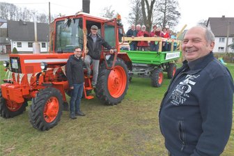 700 Jahre Zethau: Einwohner bereiten großen Festumzug vor - Zum Jubiläum 700 Jahre Zethau gibt es im Mai ein Festwochenende. Jürgen Frank (r.) leitet die Arbeitsgruppe Festumzug. Am Umzug nehmen auch Stephan Neubert mit seinem Traktor mit Anhänger sowie die Singegemeinschaft Lyra (auf dem Anhänger) teil.