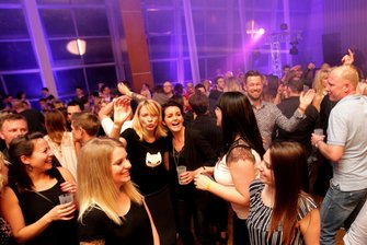 700 Nachtschwärmer feiern Abriss-Party im Plauener Rathaus - 