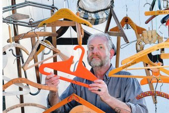 7000 Kleiderbügel sind ihm nicht genug: Sammler hofft auf Nachschub in Lunzenau - Matthias Dülp aus Oberfranken sammelt Kleiderbügel. Er besitzt mehrere tausend Stück in seiner Sammlung und zeigt einige davon bis zum März 2024 in Lunzenau.