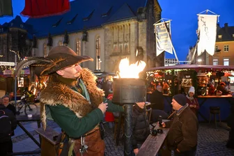 7000 Unterschriften für die Chemnitzer Klosterweihnacht: Doch noch Hoffnung für 2026? - Auf der Klosterweihnacht gibt es auch Feuershows und Livemusik.