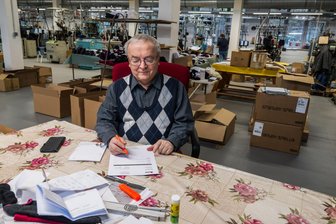 71-jähriger Rentner rettet Textilunternehmen der Erzgebirgssocke: Wie lief das erste Jahr? - Das „Büro“ vom Geschäftsführer Johannes Breitfeld ist ein Tisch in der Produktionshalle. Die Aufträge sind derzeit wichtiger als alles andere.