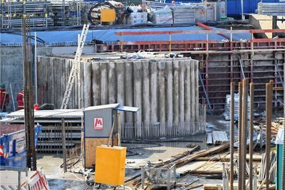 Mit einer Betonhülle wurde die bereits mit Erdmörtel und Vlies umhüllte Mikwe vor den Bauarbeiten an der Ecke Bahnhofstraße/Augustusburger Straße geschützt. Dort entsteht ein Einkaufsmarkt mit Tiefgarage.