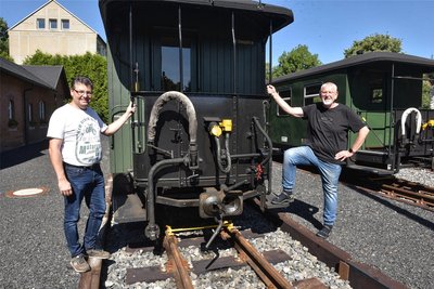 Gerald Seifert (l.) und Jürgen Herold von der IG Preßnitztalbahn gehörten im September 2023 zu den Mitorganisatoren der erstmals organisierten Wanderung durch das Preßnitztal.