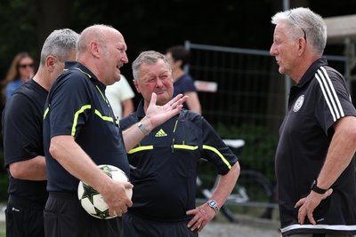 Die Referees in der Diskussion mit Erlbachs Mannschaftsleiter Wolfgang Giertzsch (rechts), dem ein bedauerlicher Fehler unterlaufen war.