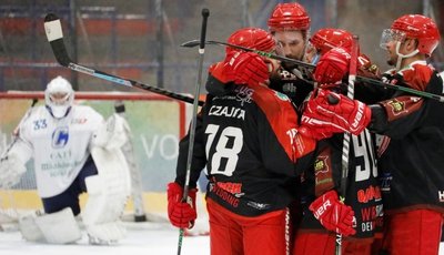 Während die Spieler von Fass Berlin jubeln, ist Crashers-Torwart Kevin Kopp bedient.