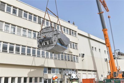 Ein Kran hebt die 9 Tonnen schwere Filteranlage vom Hof der Papierfabrik Weißenborn in die Höhe.
